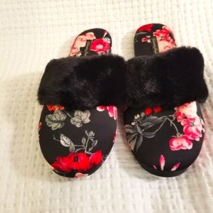 Victoria’s Secret Black Rose Print Slippers with Faux Fur Trim